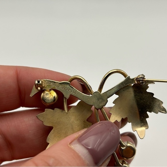 Set of Two Vintage Sarah Coventry Gold Tone Leaf Brooches with Faux Pearls - Picture 5 of 9